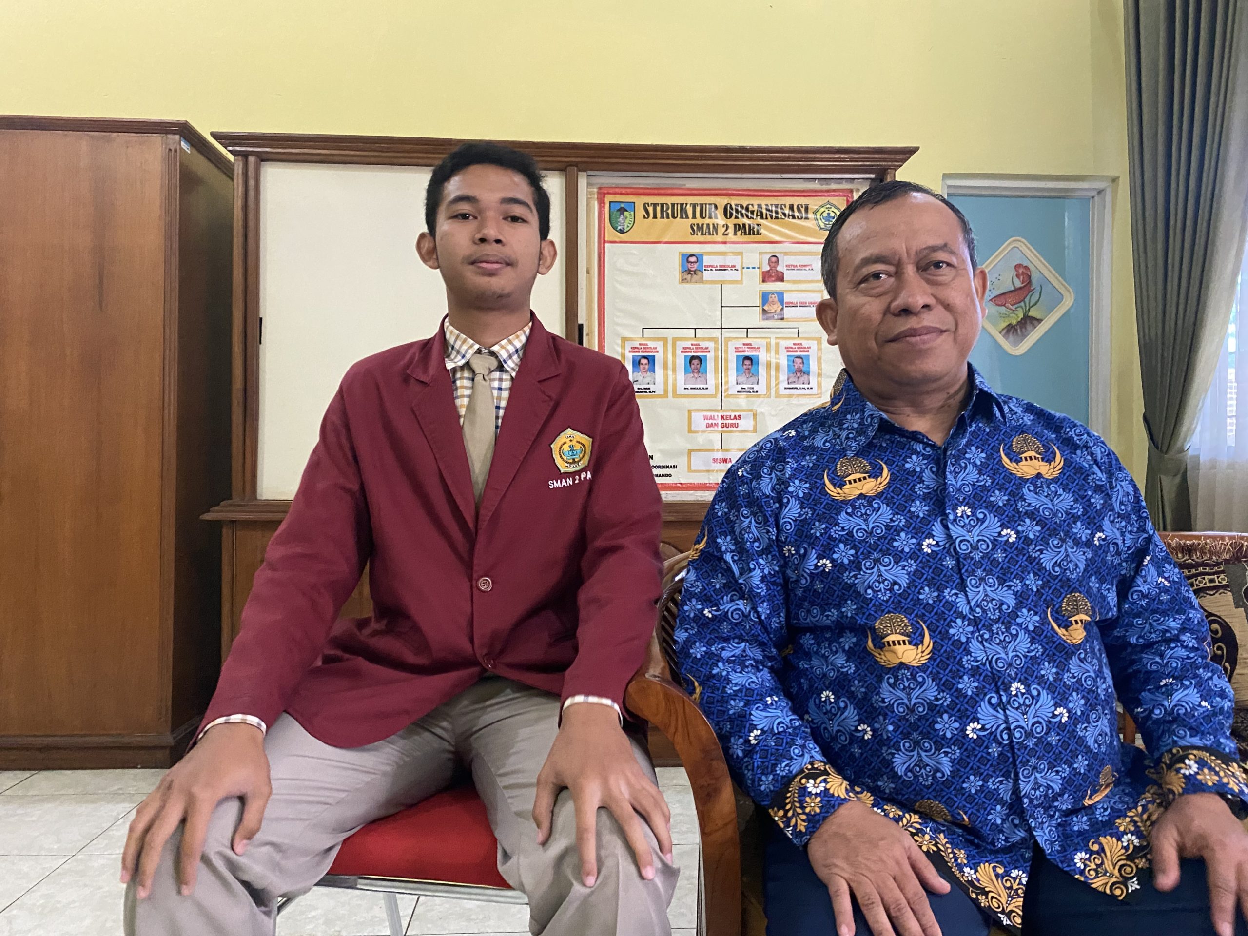 Kepala Sekolah Smada Pare Sarbowo (Kanan) dan Dimas Ketua Ekstra Paskibra Smada (kiri) saat ditemui Metara (Ubaidhillah)