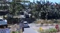 Detik-detik Mobil Tertabrak Kereta Api di Perlintasan Tanpa Palang di Banyuwangi (andreli 48)