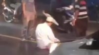 Video Viral Pria Salat di Tengah Jalan, Warganet: Ada Ada Aja (memomedsos)