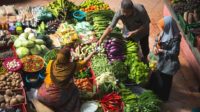 pedagang sayur melayani penjual (unsplash)