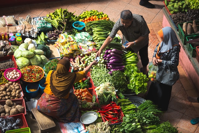 pedagang sayur melayani penjual (unsplash)