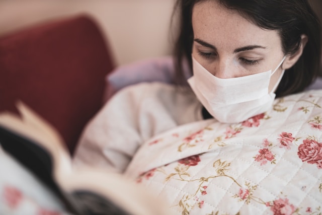 ilustrasi perempuan menggunakan masker karena flu (unsplash)