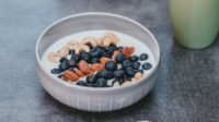 ilustrasi yoghurt dengan toping buah(unsplash)