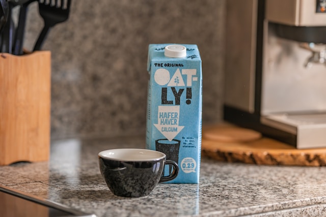 ilustrasi oat milk kemasan (unsplash)