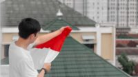 ilustrasi pria memegang bendera merah putih (unsplash)