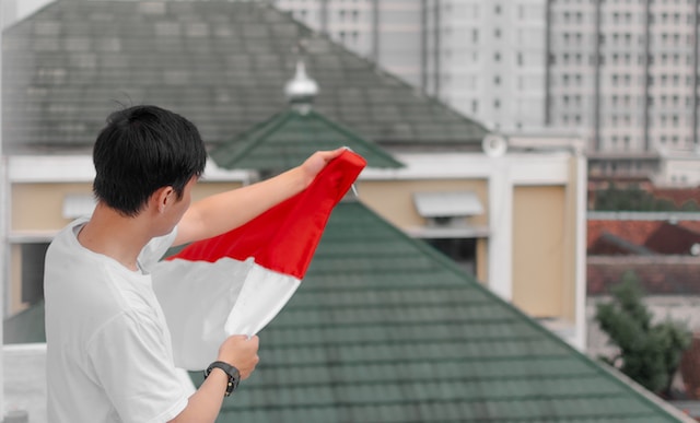 ilustrasi pria memegang bendera merah putih (unsplash)