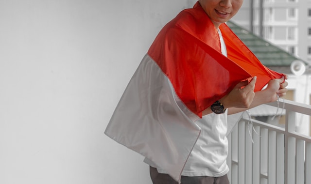 ilustrasi pria dengan bendera merah putih Indonesia (unsplash)