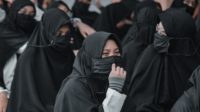 ilustrasi perempuan muslim mengenakan masker (unsplash)