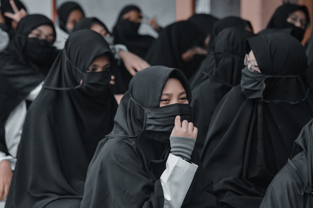 ilustrasi perempuan muslim mengenakan masker (unsplash)
