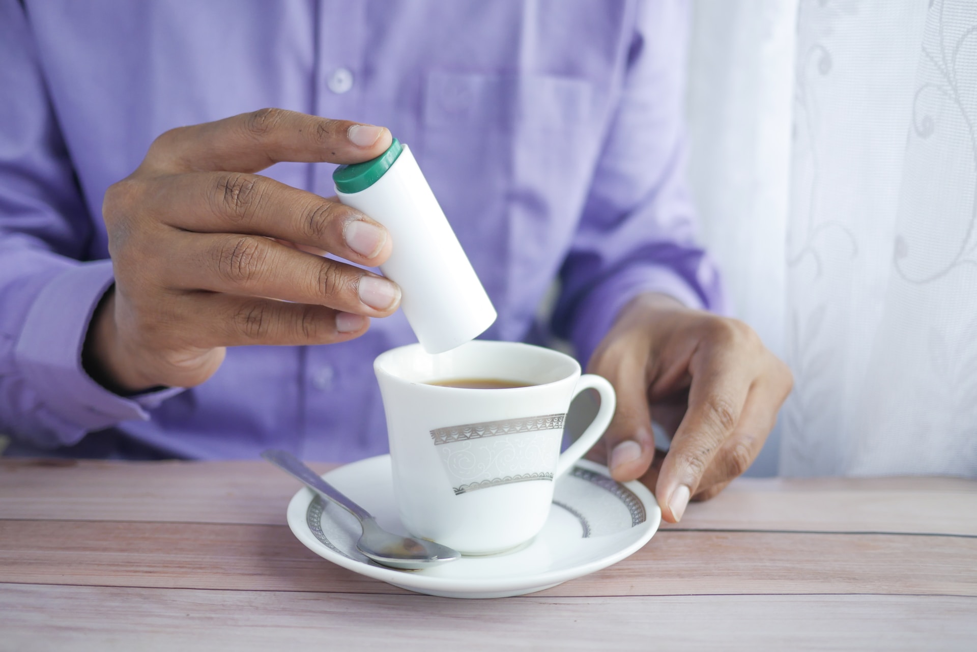 ilustrasi pria sedang menyeduh teh diabetes (unsplash)