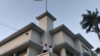 Pasangan Anies Baswedan-Muhaimin Iskandar, berdiri dilokasi tempat penyobekan bendera di Hotel Mojopahit Surabaya (suara)