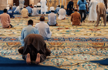 ilustrasi muslim beribadah di masjid (unsplash)