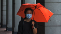 ilustrasi wanita menggunakan masker dan payung (unsplash)
