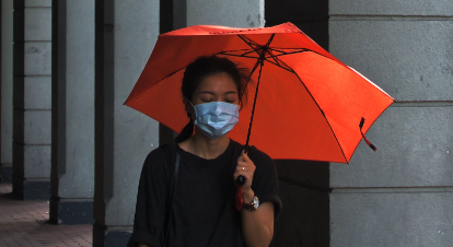 ilustrasi wanita menggunakan masker dan payung (unsplash)