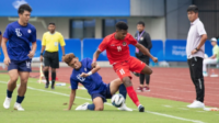 Winger Timnas Indonesia U-24, Ramai Rumakiek menggiring bola di antara para pemain Taiwan U-24 dalam matchday kedua Grup F Asian Games 2022 Hangzhou di Zhejiang Normal University East Stadium, China, Kamis (21/9/2023) sore WIB. (NOC Indonesia)