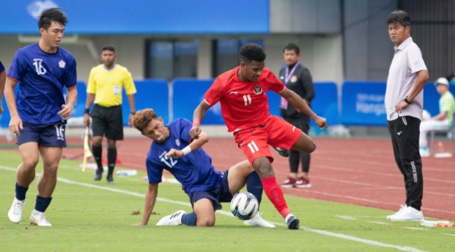 Winger Timnas Indonesia U-24, Ramai Rumakiek menggiring bola di antara para pemain Taiwan U-24 dalam matchday kedua Grup F Asian Games 2022 Hangzhou di Zhejiang Normal University East Stadium, China, Kamis (21/9/2023) sore WIB. (NOC Indonesia)