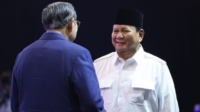 Bakal calon presiden dari Koalisi Indonesia Maju, Prabowo Subianto, saat berjabat tangan dengan Susilo Bambang Yudhoyono di rapat pimpinan nasional (Rapimnas) Partai Demokrat terkait arah dukungan capres 2024 di Jakarta, Kamis (21/9/2023)(instagram/ prabowo subianto)