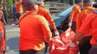 Petugas BPBD Kota Surabaya saat mengevakuasi jenazah Gilang, Jumat (22/09/2023) (suara jatim)