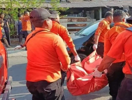 Petugas BPBD Kota Surabaya saat mengevakuasi jenazah Gilang, Jumat (22/09/2023) (suara jatim)