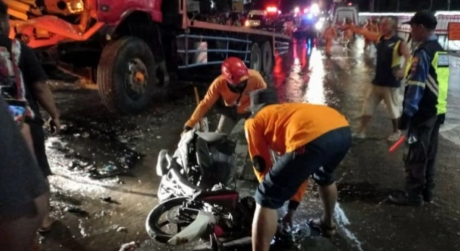 Petugas mengevakuasi kendaraan yang terlibat.kecelakaan di simpang exit Rol Bawen, Kabupaten Semarang, Sabtu malam. (Humas Polda Jateng)