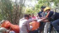 Petugas gabungan saat mengevakuasi jenazah kakek yang meninggal terbakar di rumpun bambu di Desa Bangsri, Ngariboyo, Magetan, Jawa Timur, Selasa (26/9/2023). (suara jatim)