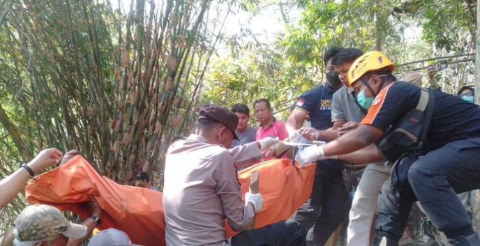 Petugas gabungan saat mengevakuasi jenazah kakek yang meninggal terbakar di rumpun bambu di Desa Bangsri, Ngariboyo, Magetan, Jawa Timur, Selasa (26/9/2023). (suara jatim)