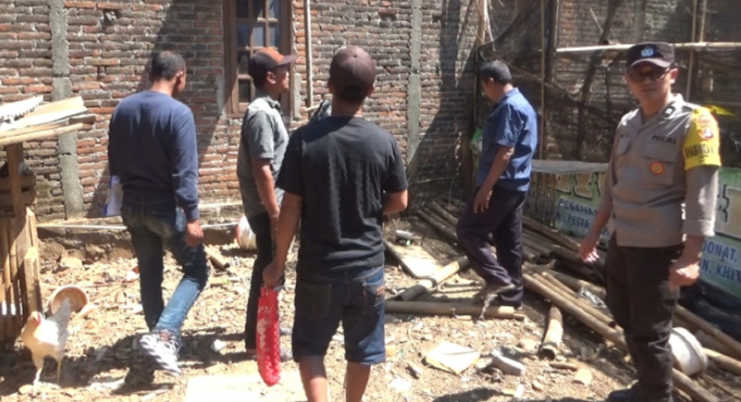 Diduga Putus Cinta, Karyawan Pabrik di Ngawi Gantung Diri (suara jatim)