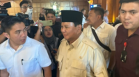 Prabowo usai pertemuan dengan ulama di Jatim, di Hotel Shangri-La, Surabaya, Kamis (28/9/2023) (suara jatim)