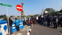 Puluhan pelajar dan pemerhati sejarah mengikuti jelajah Kediri Tempo Dulu di Jembatan Lama Kota Kediri (Anis Firmansyah/Metar)