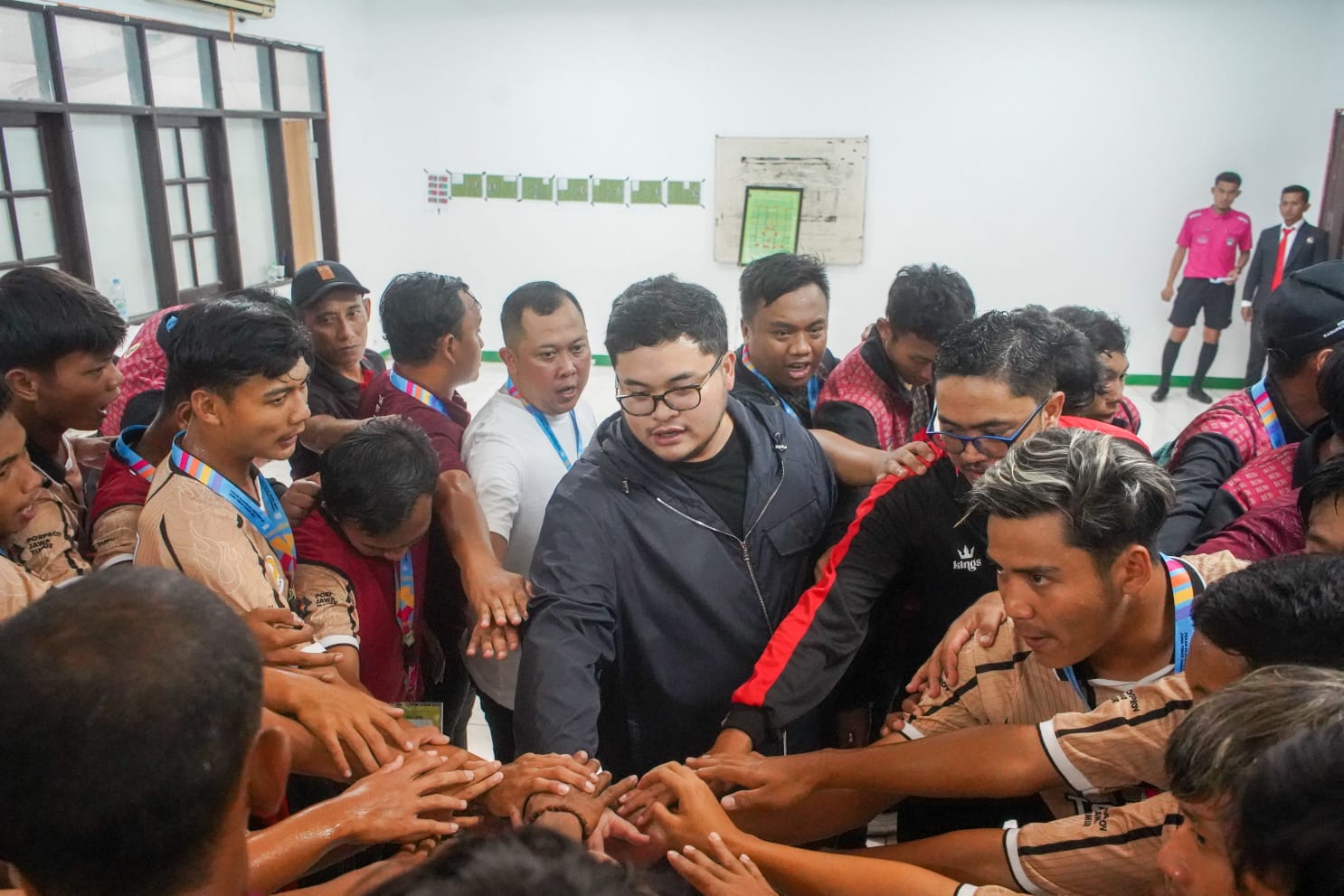 Bupati Kediri Hanindhito Himawan Pramana bersama Tim Kontingen sepak bola Kabupaten Kediri (Dok. Istimewa)