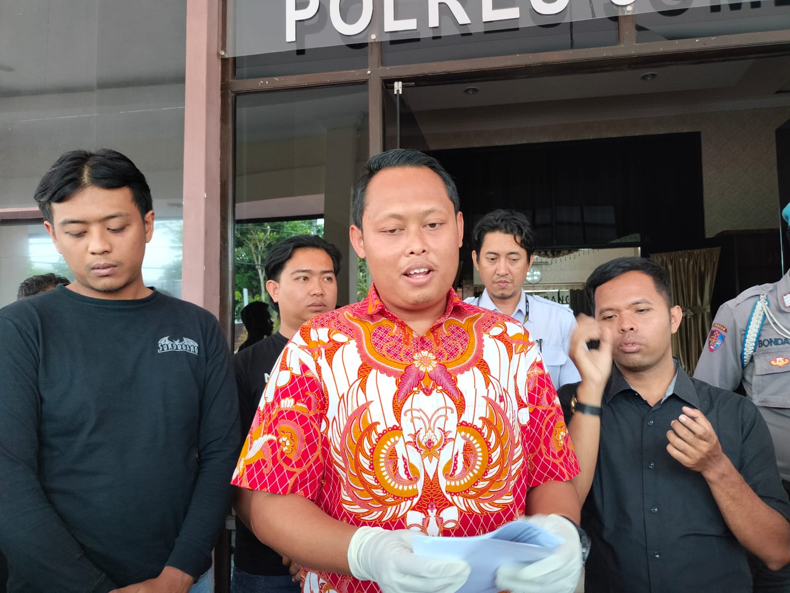 Foto : Satreskrim dan Wakapolres Jombang saat melakukan press release kejadian pembunuhan wartawan Jombang di Mapolres Jombang. Jumat (15/9/2023)./Karimatul Maslahah/