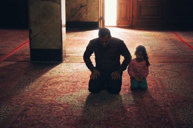 ilustrasi pria dan putri muslim berdoa (unsplash)