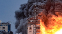 Bangunan yang terkena serangan udara Israel di Kota Gaza, Palestina, Sabtu (7/10/2023) (suara)