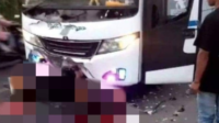 Motor dan bus terlibat kecelakaan di Jalan Argowilis Desa Kedak, Kecamatan Semen, Kabupaten Kediri. Peristiwa terjadi pada hari Selasa, (10/10/23) (infokediriraya)