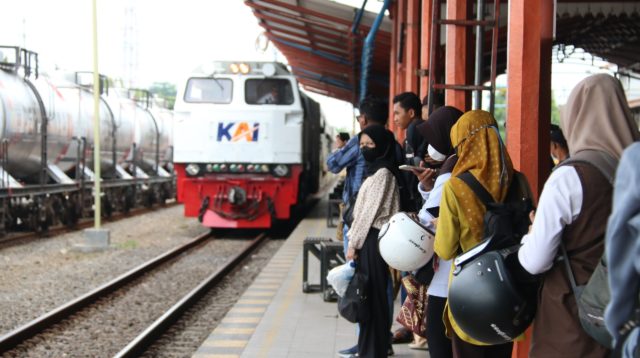 Penumpang kereta api menunggu di stasiun (Dok. Humas Daop 7)