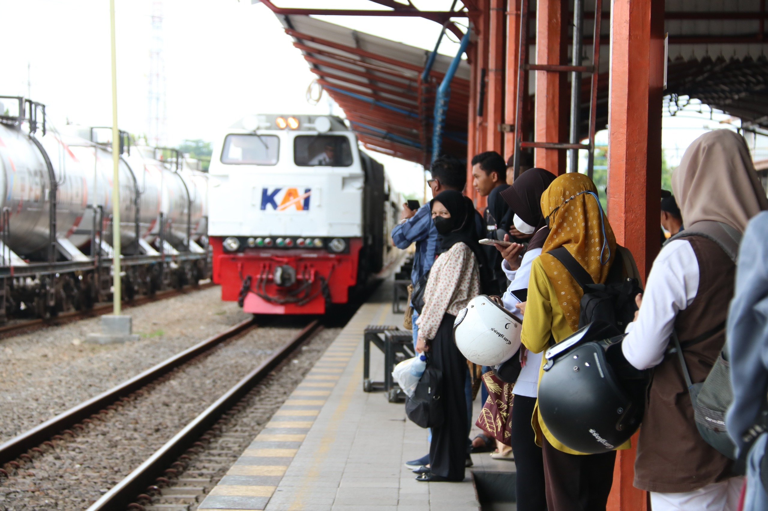 Penumpang kereta api menunggu di stasiun (Dok. Humas Daop 7)