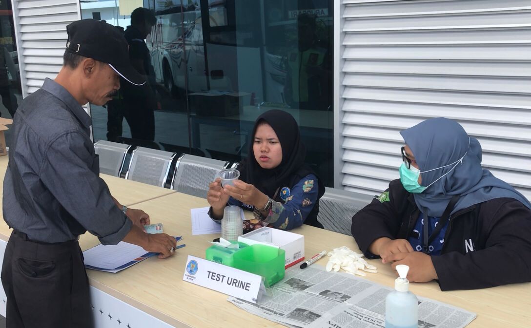 Foto : Petugas BNN Melakukan Tes Urine ke sejumlah sopir bus di Terminal Patria Kota Blitar, Jawa Timur, Jumat (22/12/2023) Doc : Bahtiar/ Metaranews.co