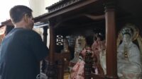 Jemaat Klenteng Poo An Kiong Blitar membersihkan patung dewa jelang Tahun Baru Imlek (Bahtiar/Metara)