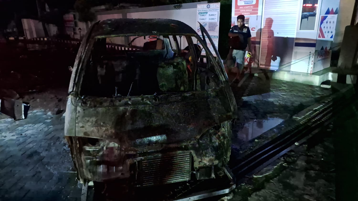 Mobil Espass yang terbakar di SPBU Kanigoro, Kras, Kediri (Dokumen Polsek Kras, Kediri)