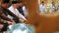 Foto : Menko Polhukam Hadi Tjahjanto saat melakukan ziarah makam presiden RI 4 di Tebuireng, Jombang. Rabu (27/3/2024)./Karimatul Maslahah/