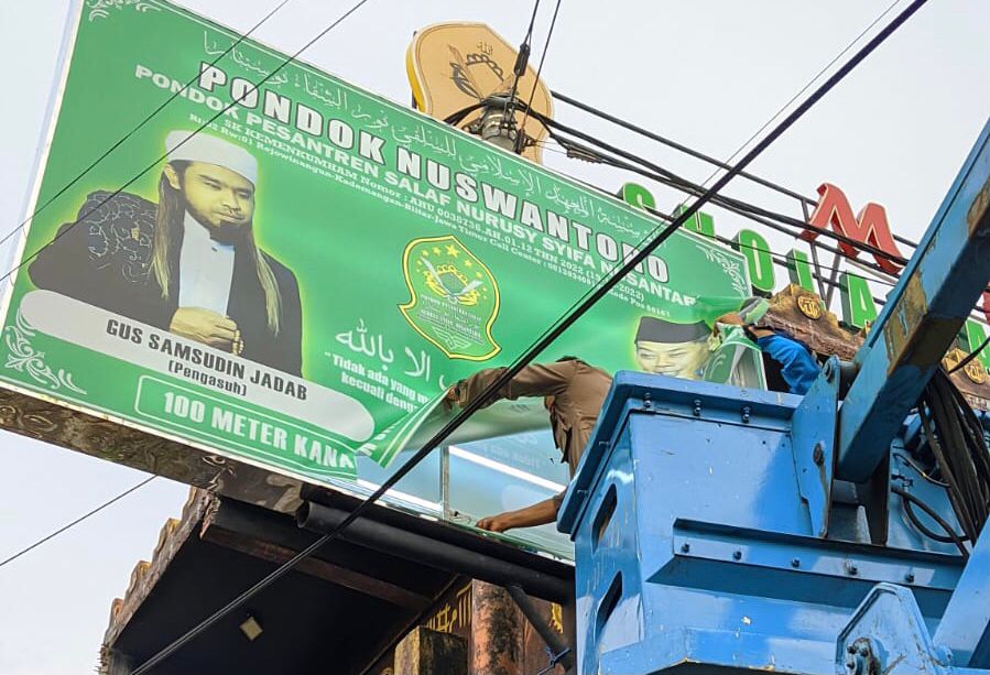 Foto: Petugas Satpolpp Kabupaten Blitar Mencopot Baliho Samsudin di Padepokan dan Sekitarnya, Doc : Satpolpp Kabupaten Blitar