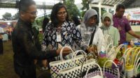 PJ wali kota saat membeli tas di bazar (Kominfo Kota Kediri)