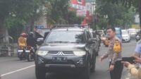 Foto : Petugas Mengatur Arus Kepadatan Lalu Lintas di Jalan Cempaka Kota Blitar, Senin (8/4/2024) Doc : Bahtiar/ Metaranews.co