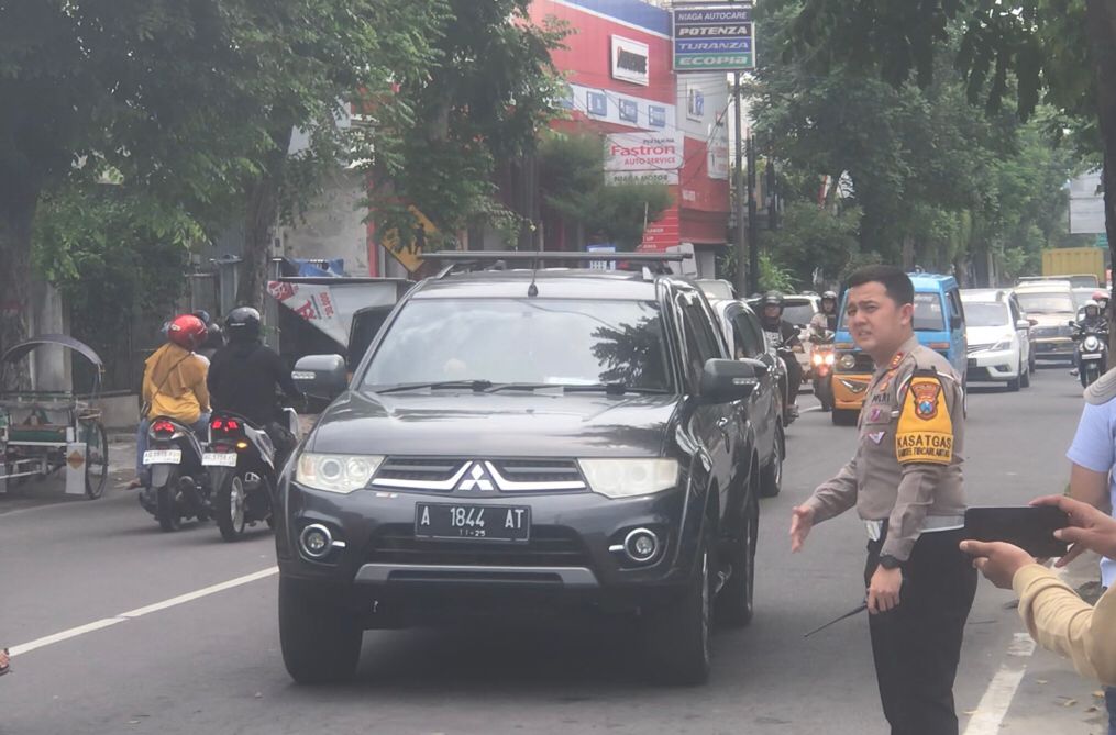 Foto : Petugas Mengatur Arus Kepadatan Lalu Lintas di Jalan Cempaka Kota Blitar, Senin (8/4/2024) Doc : Bahtiar/ Metaranews.co
