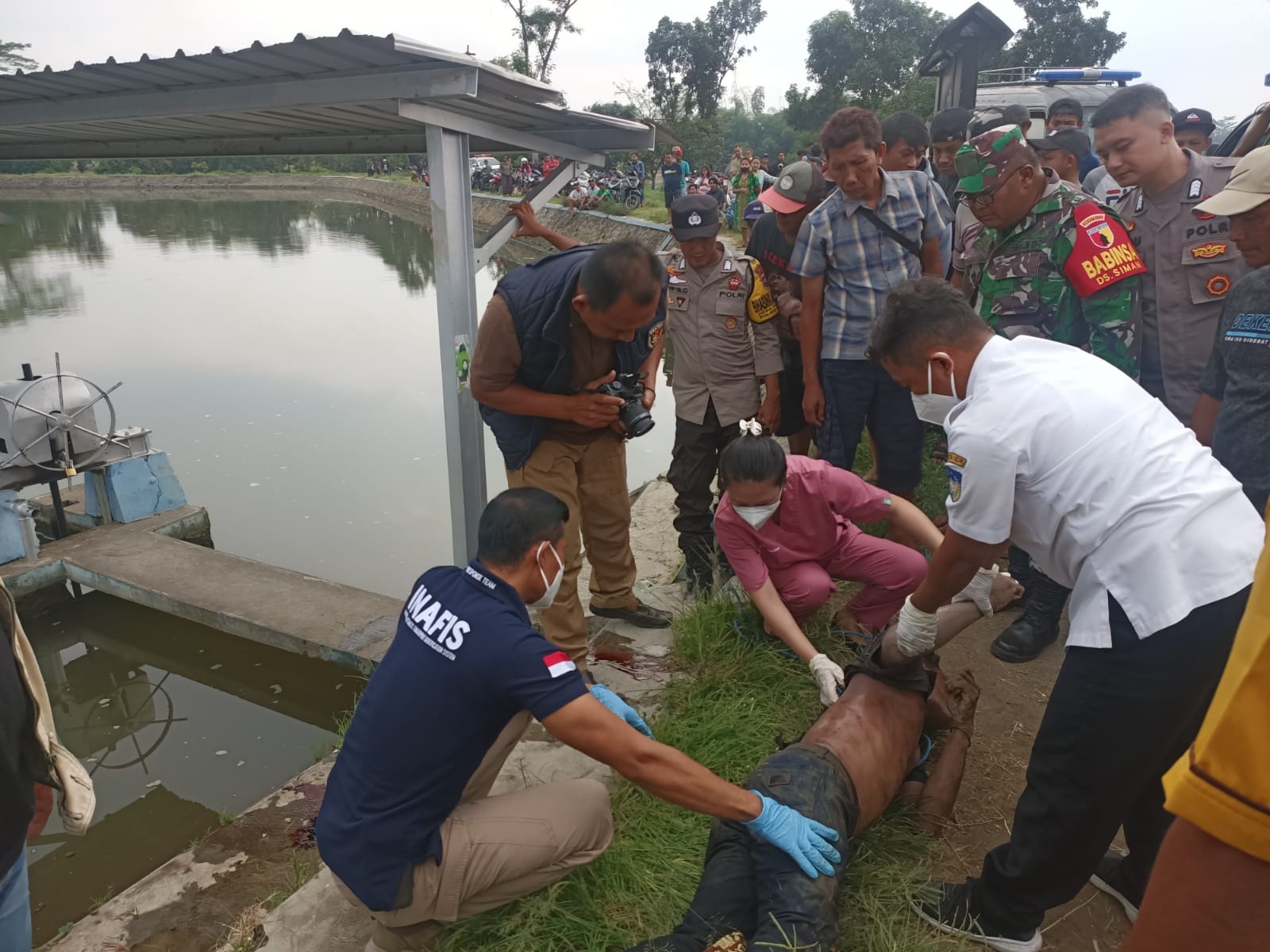 Foto: Temuan sesosok mayat mengapung di Waduk Siman ramai didatangi warga, Selasa (16/4/2024). (Doc Humas Polres Kediri)