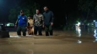 Banjir di Kelurahan Ngampel, Kecamatan Mojoroto, Kota Kediri pada Kamis (11/4/2024) malam (Ubaidhillah/Metara)