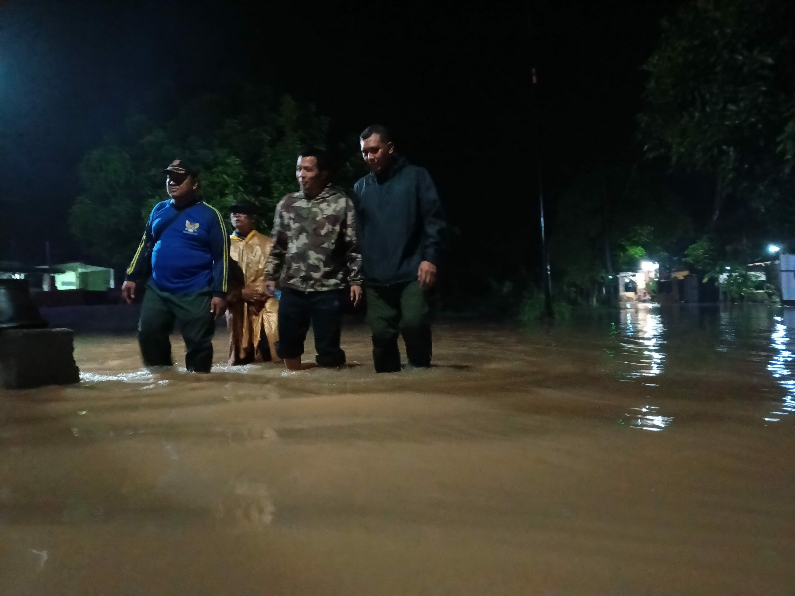 Banjir di Kelurahan Ngampel, Kecamatan Mojoroto, Kota Kediri pada Kamis (11/4/2024) malam (Ubaidhillah/Metara)