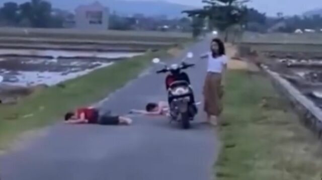 Foto : Screen Shoot Video Viral Diduga Tiga Remaja wanita Blitar Tengah Mabuk di Jalanan Sawah. Doc : IG @Cahlodoyo