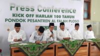 Foto: Suasana pembukaan Haflah dimulai dengan acara ngaji kitab kuning oleh pengasuh Ponpes Al Falah Ploso KH Nurul Huda Jazuli yang diikuti oleh ribuan santri dan alumni. (Anis/metaranews)