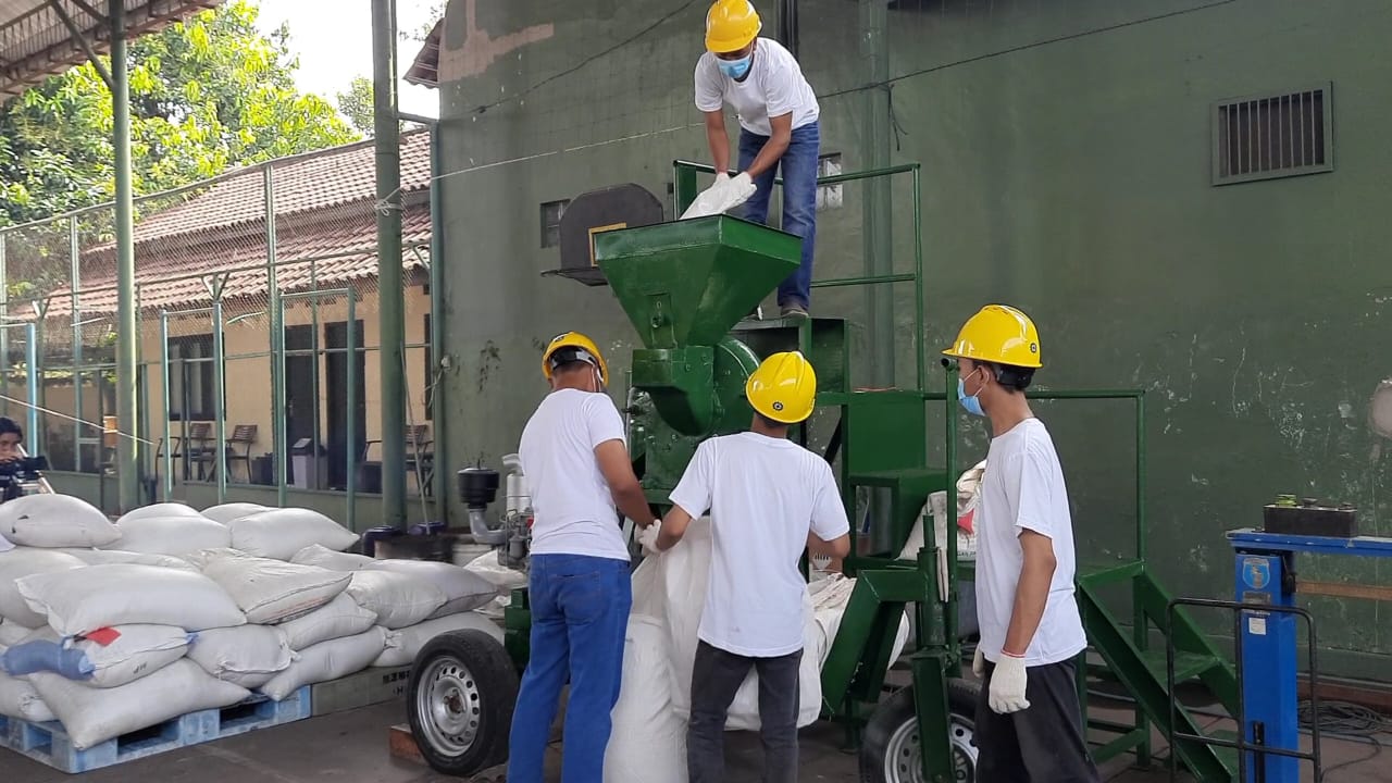 Foto: Rilis Pemusnahan sebanyak 2.957,3 kilogram atau 2,9 ton benih kacang panjang hasil pelanggaran perlindungan varietas tanaman (PVT) di aula Mako Polres Kediri, Kamis (13/6/2024). (Anis/metaranews )